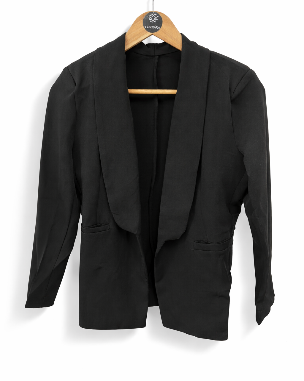 Blazer preto com lapelas e bolsos frontais
