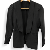 Blazer preto com lapelas e bolsos frontais