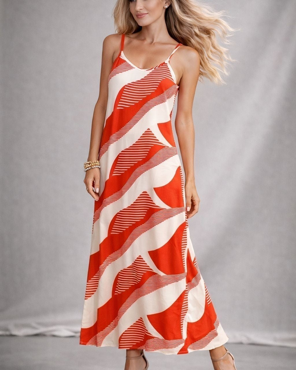 Vestido longo de alças finas vermelho e branco com estampa geométrica ondulada
