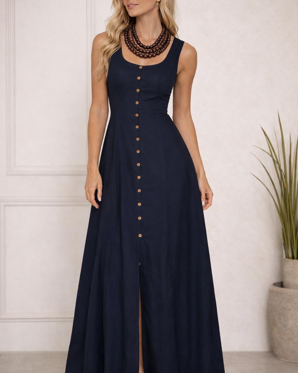 Vestido longo marinho com decote fechado e botões frontais, fenda na barra.