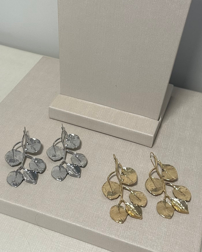 Brincos prateados em flor com quatro pétalas, design delicado para o lóbulo