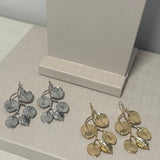 Brincos prateados em flor com quatro pétalas, design delicado para o lóbulo