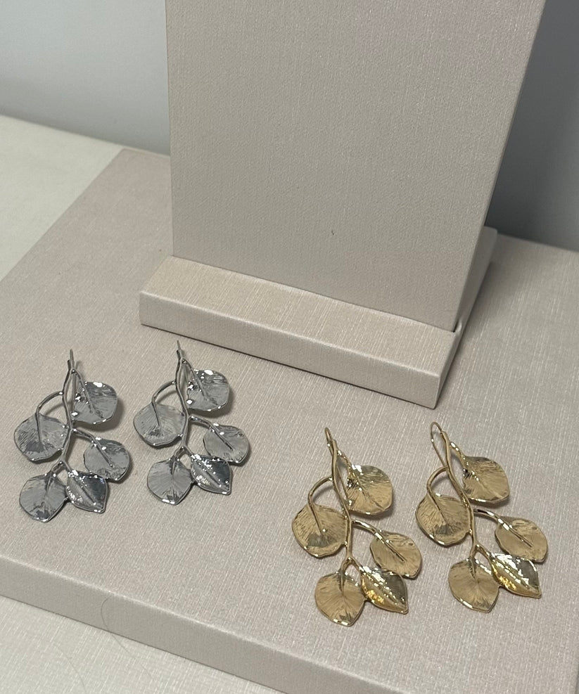 Brincos prateados em flor com quatro pétalas, design delicado para o lóbulo