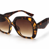 Óculos de sol Catarina Turtle com armação tartaruga e lentes marrons