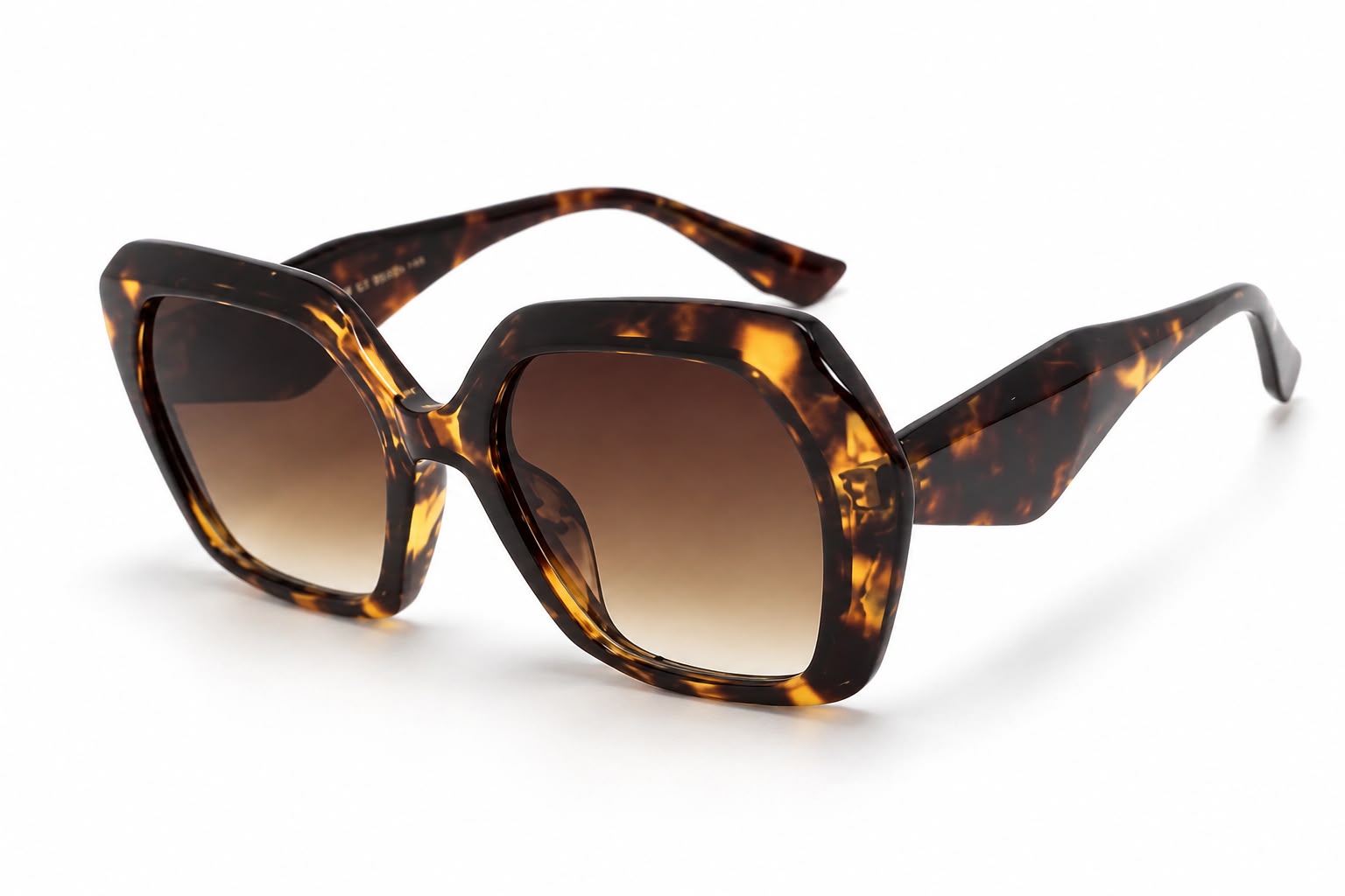 Óculos de sol Catarina Turtle com armação tartaruga e lentes marrons