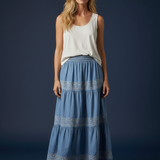 Vestido Saia Evita jeans claro com regata clara e saia longa azul com babados