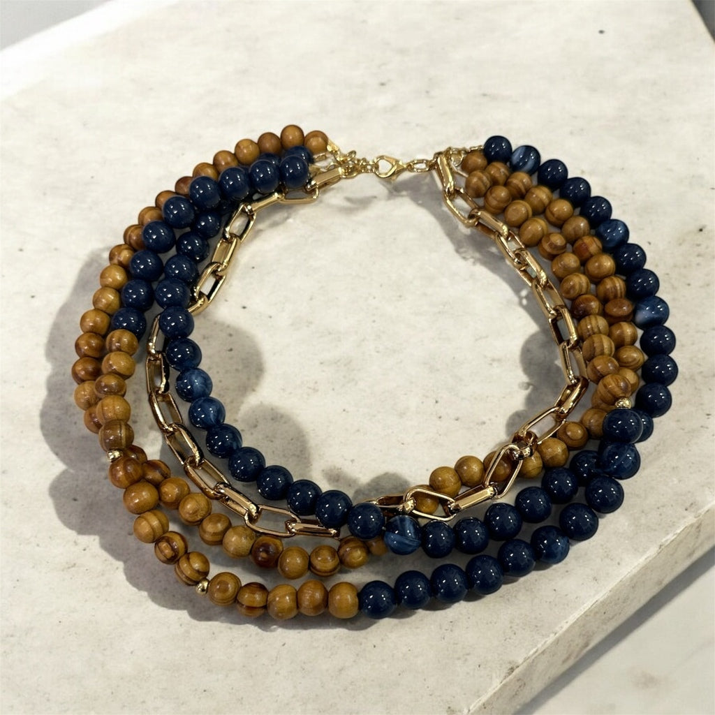 Colar maxi com contas azul-marinho e caramelo, várias voltas e fecho dourado