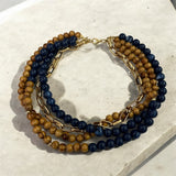 Colar maxi com contas azul-marinho e caramelo, várias voltas e fecho dourado
