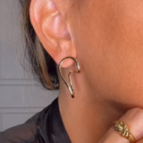Brinco dourado tipo argola com ponta e detalhe brilhante