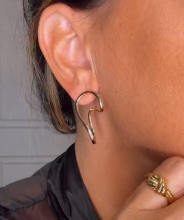 Brinco dourado tipo argola com ponta e detalhe brilhante