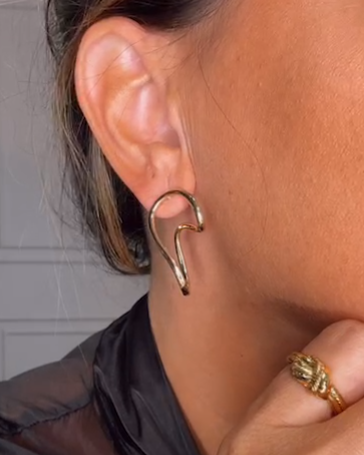 Brinco dourado tipo argola com ponta e detalhe brilhante