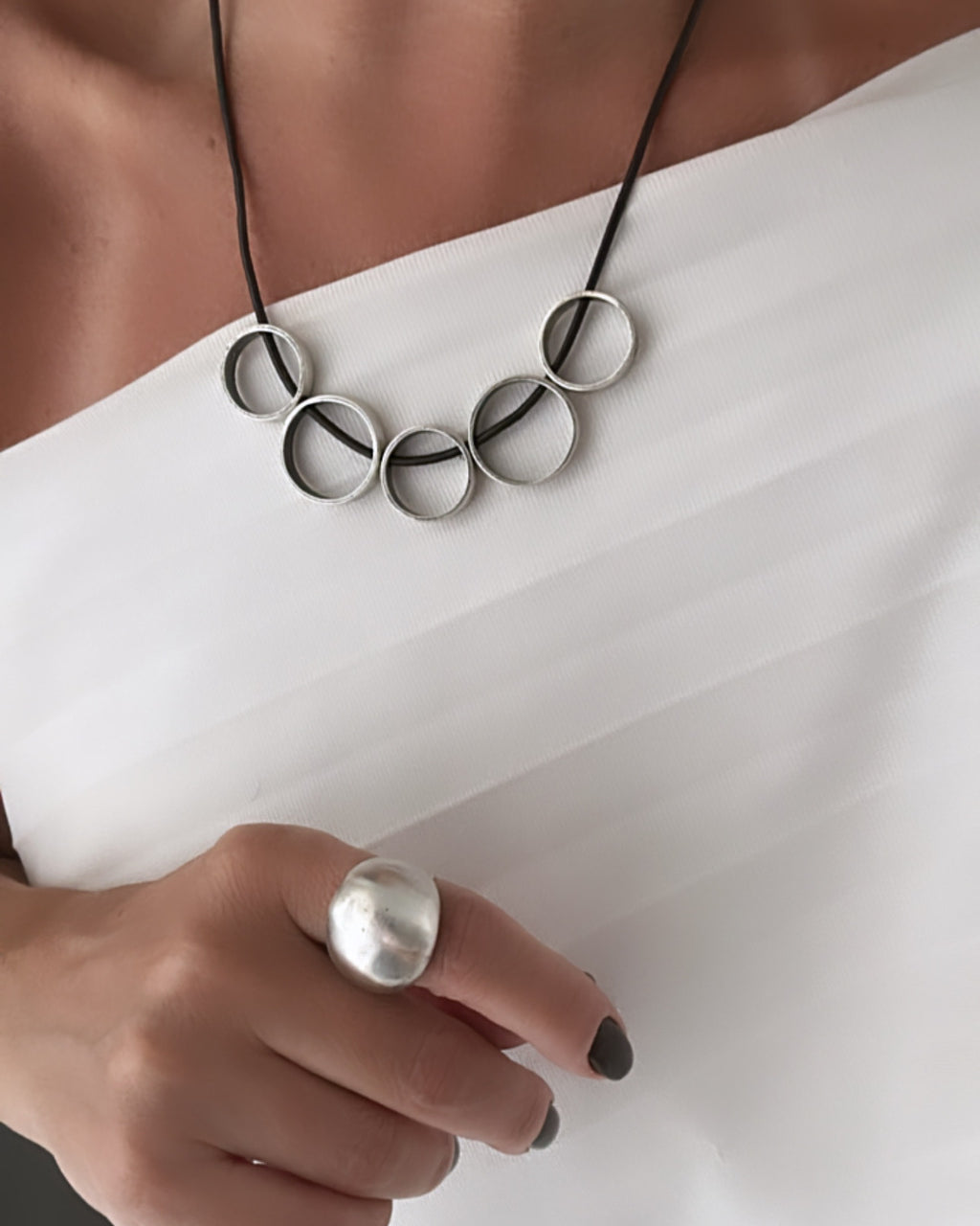 Colar de argolas prateadas com elos circulares