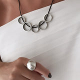 Colar de argolas prateadas com elos circulares