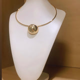 Colar gargantilha dourado com pingente redondo e fecho em argola