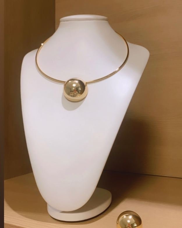 Colar gargantilha dourado com pingente redondo e fecho em argola