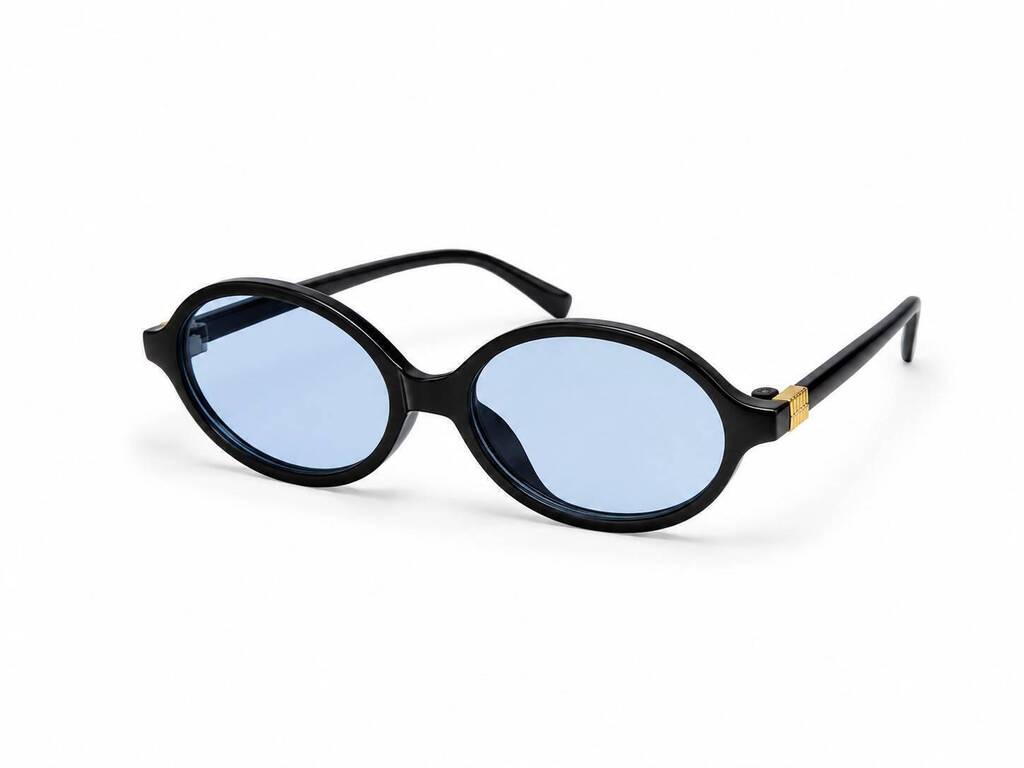 Óculos Miucha com armação preta e lentes azuis redondas