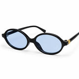 Óculos Miucha com armação preta e lentes azuis redondas