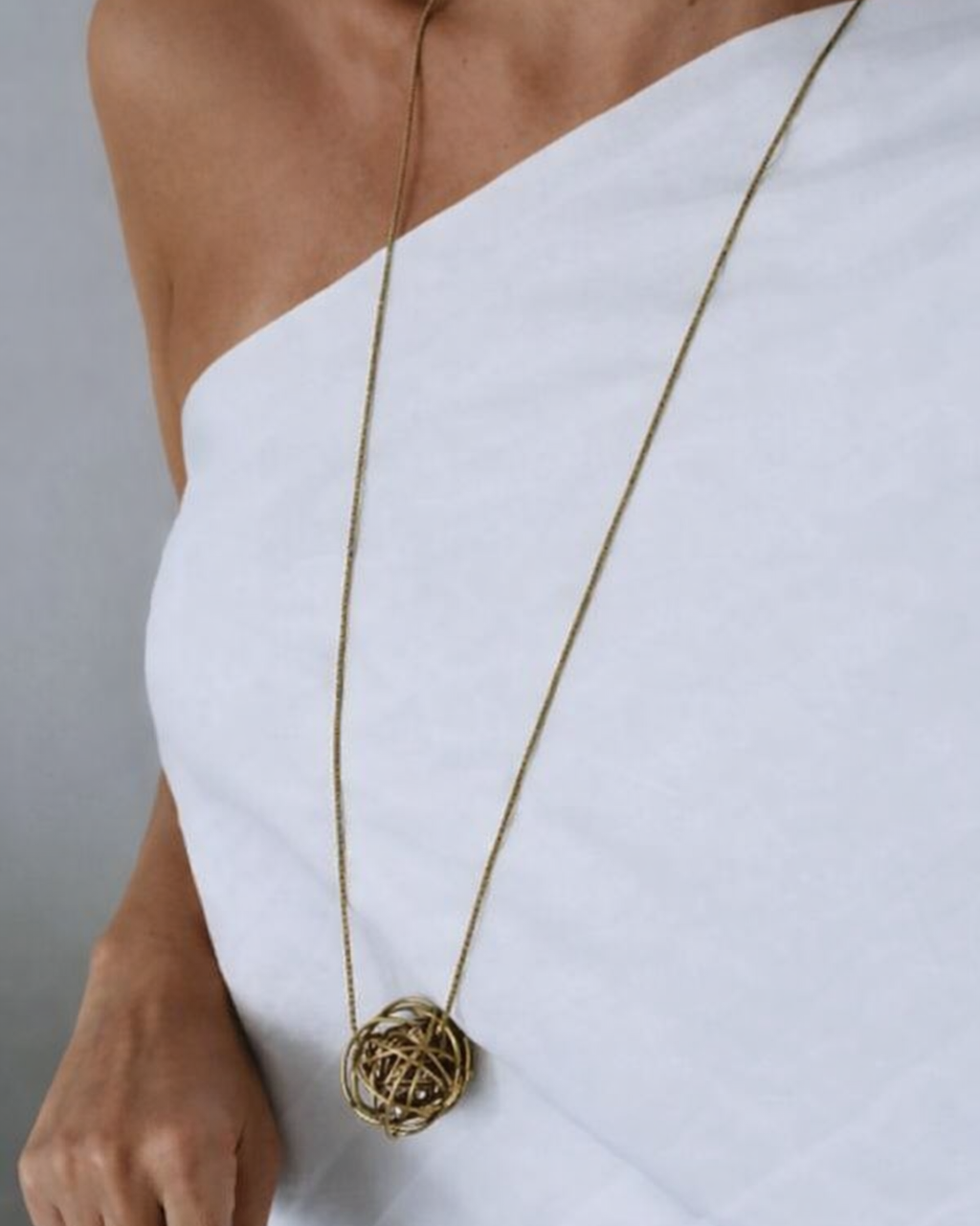 Anel Felicia dourado em metal com design trançado
