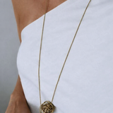 Anel Felicia dourado em metal com design trançado