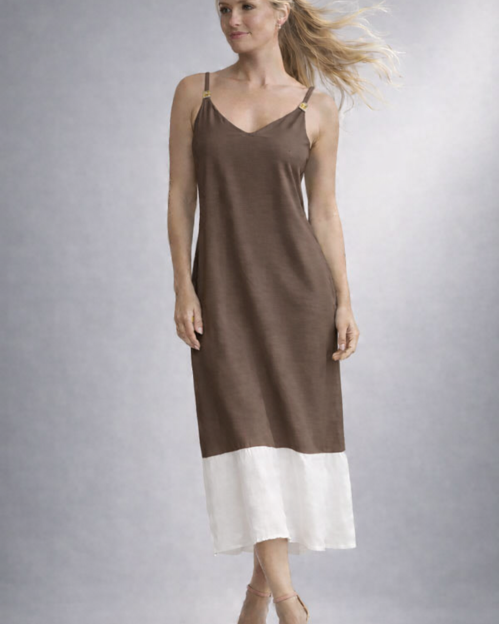 Vestido midi de alças finas marrom com recorte e barra branca
