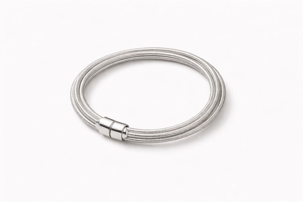Pulseira Dora de prata com fecho cilíndrico e malha metálica flexível.