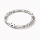 Pulseira Dora de prata com fecho cilíndrico e malha metálica flexível.
