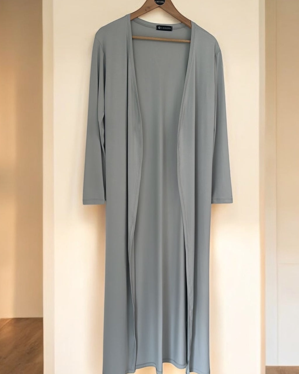 Cardigan longo cinza claro aberto, sobreposição frontal, mangas 3/4 e barra ampla