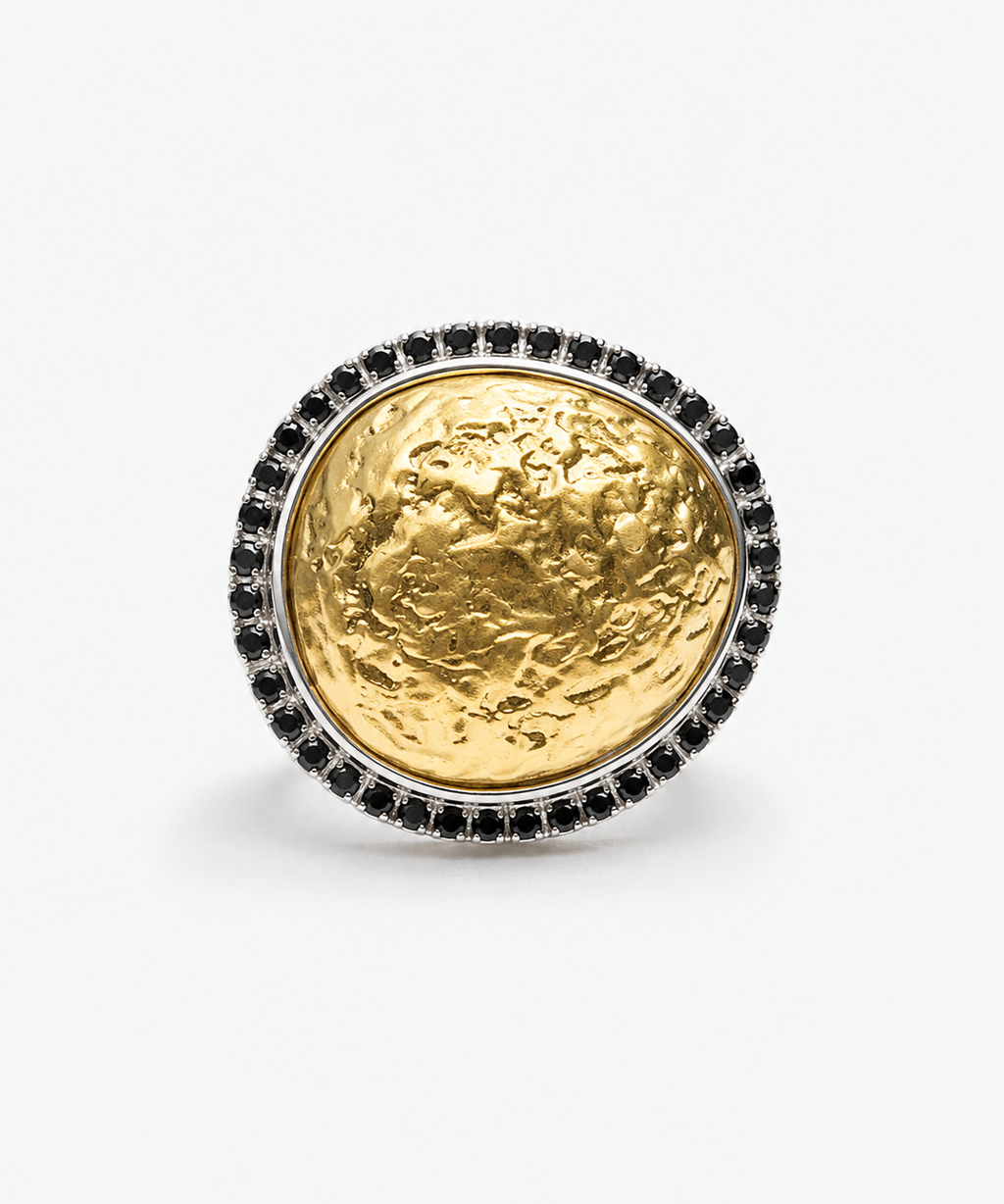 Anel Boston dourado com medalhão oval dourado e fileira de pedras pretas