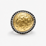Anel Boston dourado com medalhão oval dourado e fileira de pedras pretas