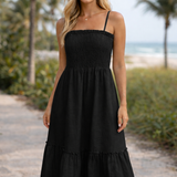 Vestido midi preto de alças finas, manguinha franzida no busto e saia rodada
