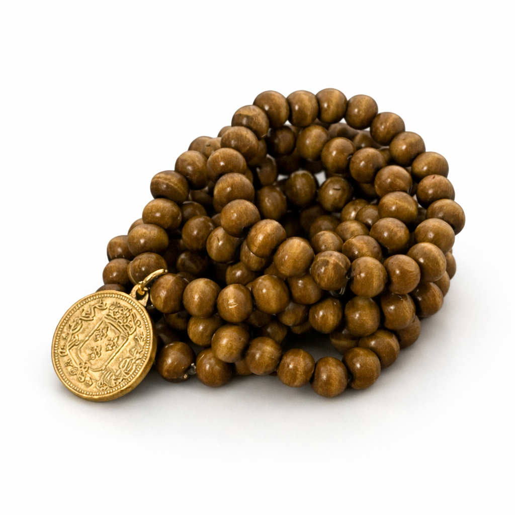 Pulseira de contas de madeira marrom com pingente dourado tipo medalha