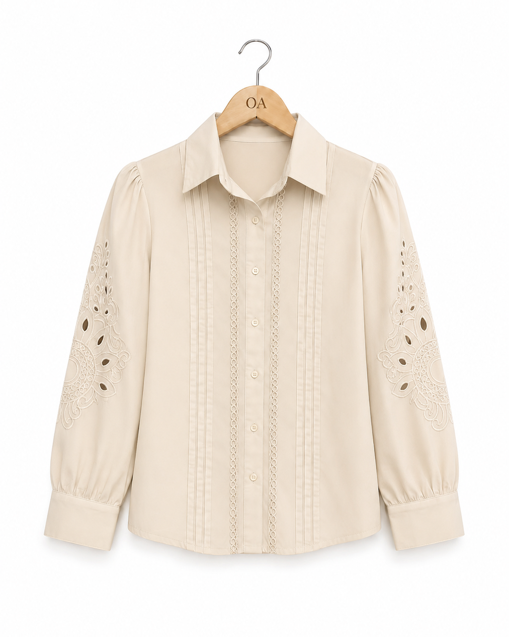 Camisa creme com gola clássica e botões, recortes vazados nos ombros