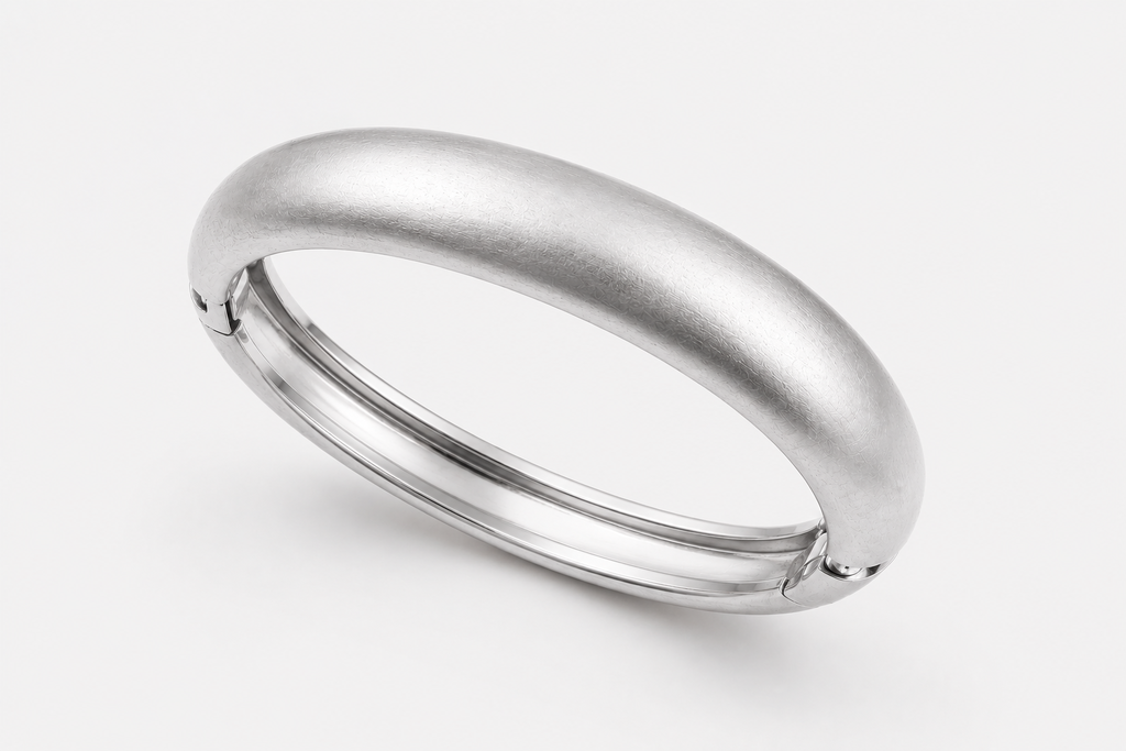 Pulseira fosca prateada em metal, acabamento acetinado, formato oval