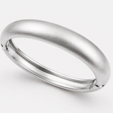Pulseira fosca prateada em metal, acabamento acetinado, formato oval
