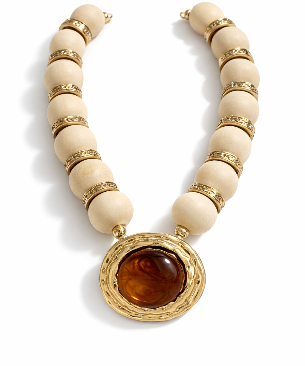 Colar Gil com contas bege e pingente dourado com pedra âmbar