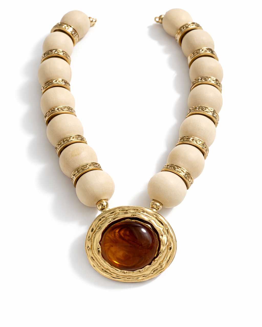 Colar Gil com contas bege e pingente dourado com pedra âmbar