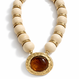 Colar Gil com contas bege e pingente dourado com pedra âmbar