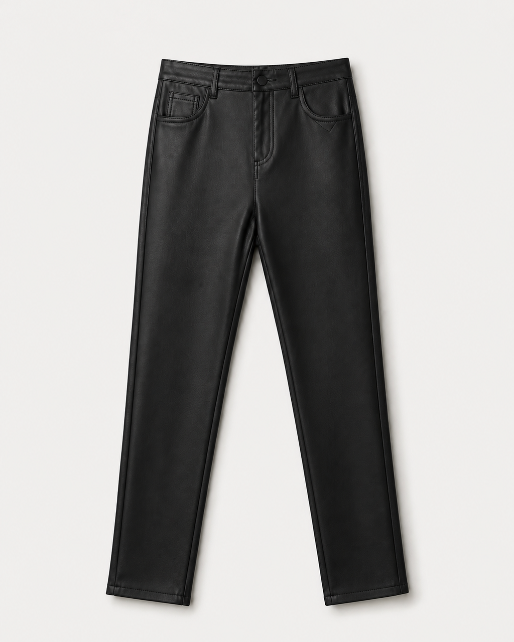 Calça skinny preta com bolsos na frente e fechamento por botão na cintura.