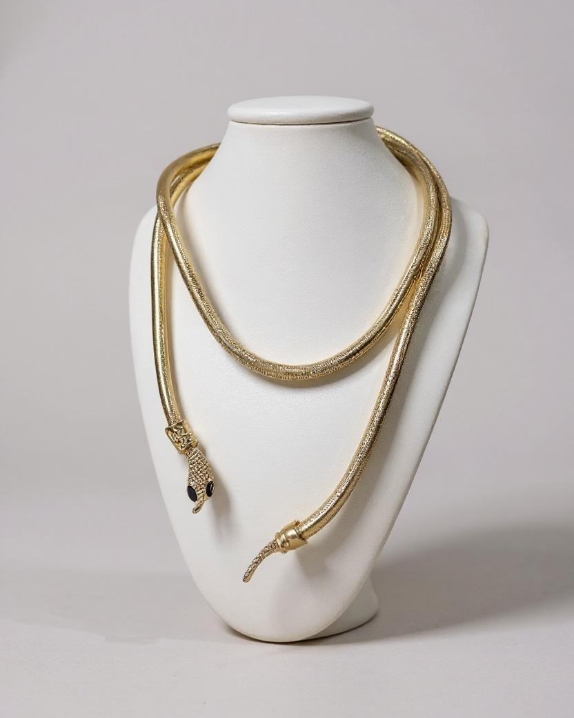 Colar dourado de serpente com pingente longo e cabeça com textura gravada