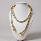 Colar dourado de serpente com pingente longo e cabeça com textura gravada