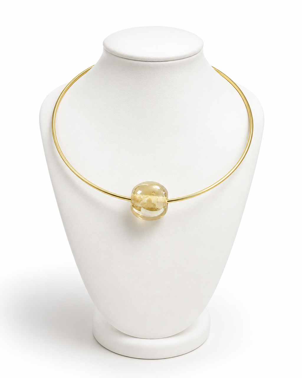 Colar com fio dourado e pingente esférico amarelo translúcido