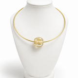 Colar com fio dourado e pingente esférico amarelo translúcido