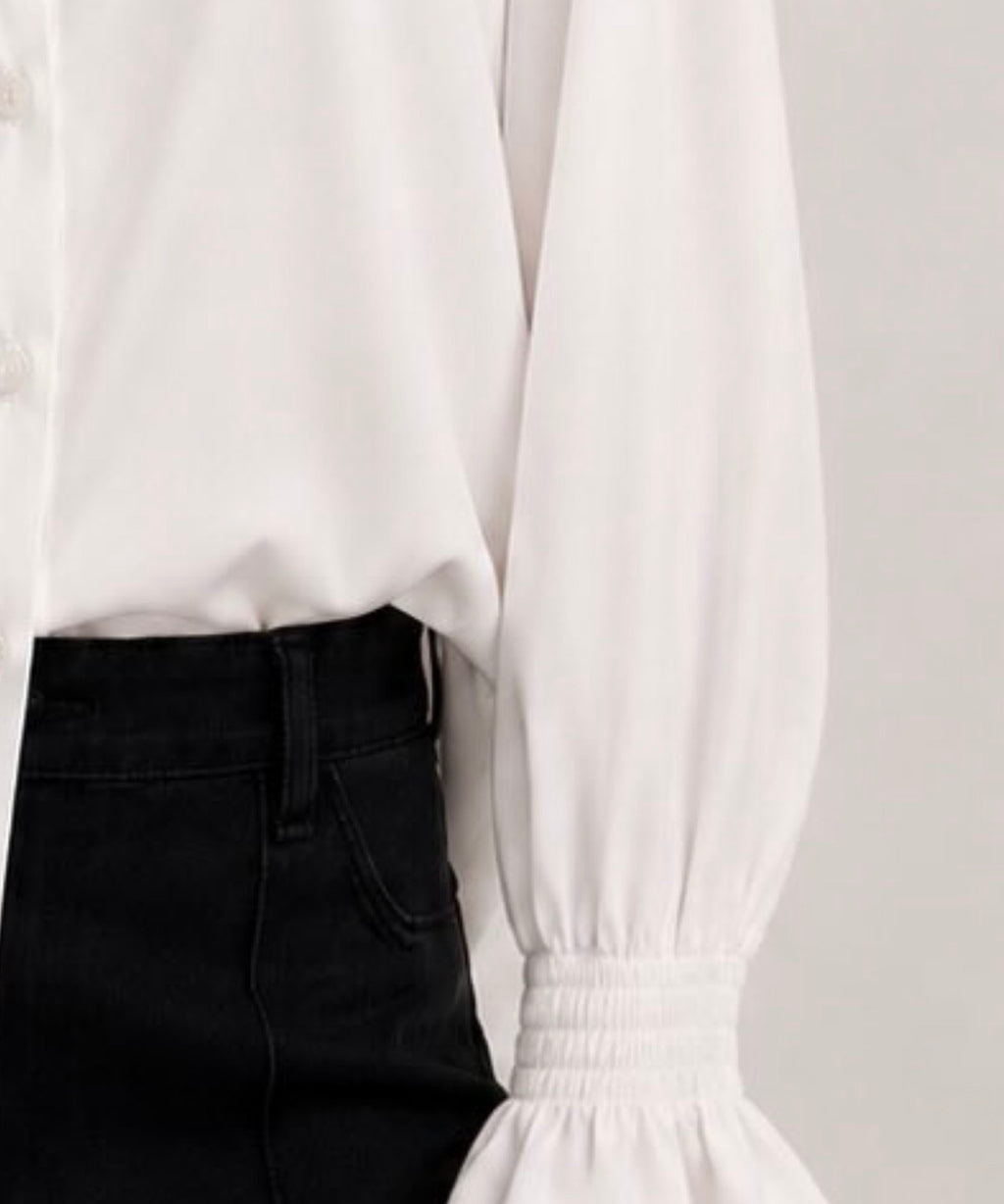 Camisa Magnolia: manga longa com punho elástico e babado na barra