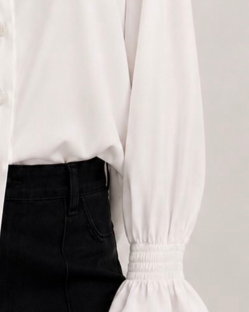 Camisa Magnolia: manga longa com punho elástico e babado na barra