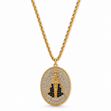 Colar com pingente oval dourado, detalhes brilhantes e faixa preta no centro