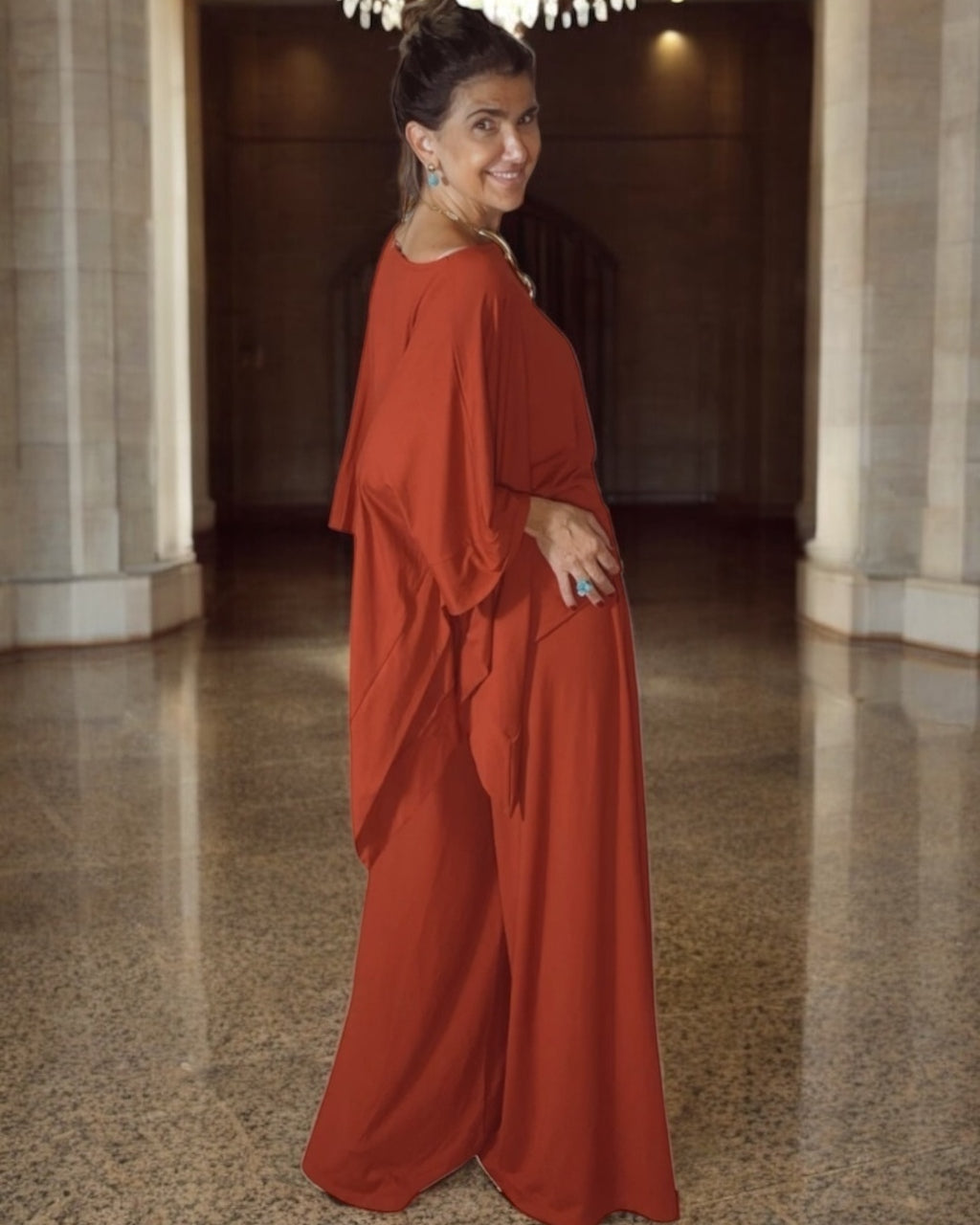 Calça Larissa ampla terracota com faixa na cintura e bolsos, modelagem pantalona