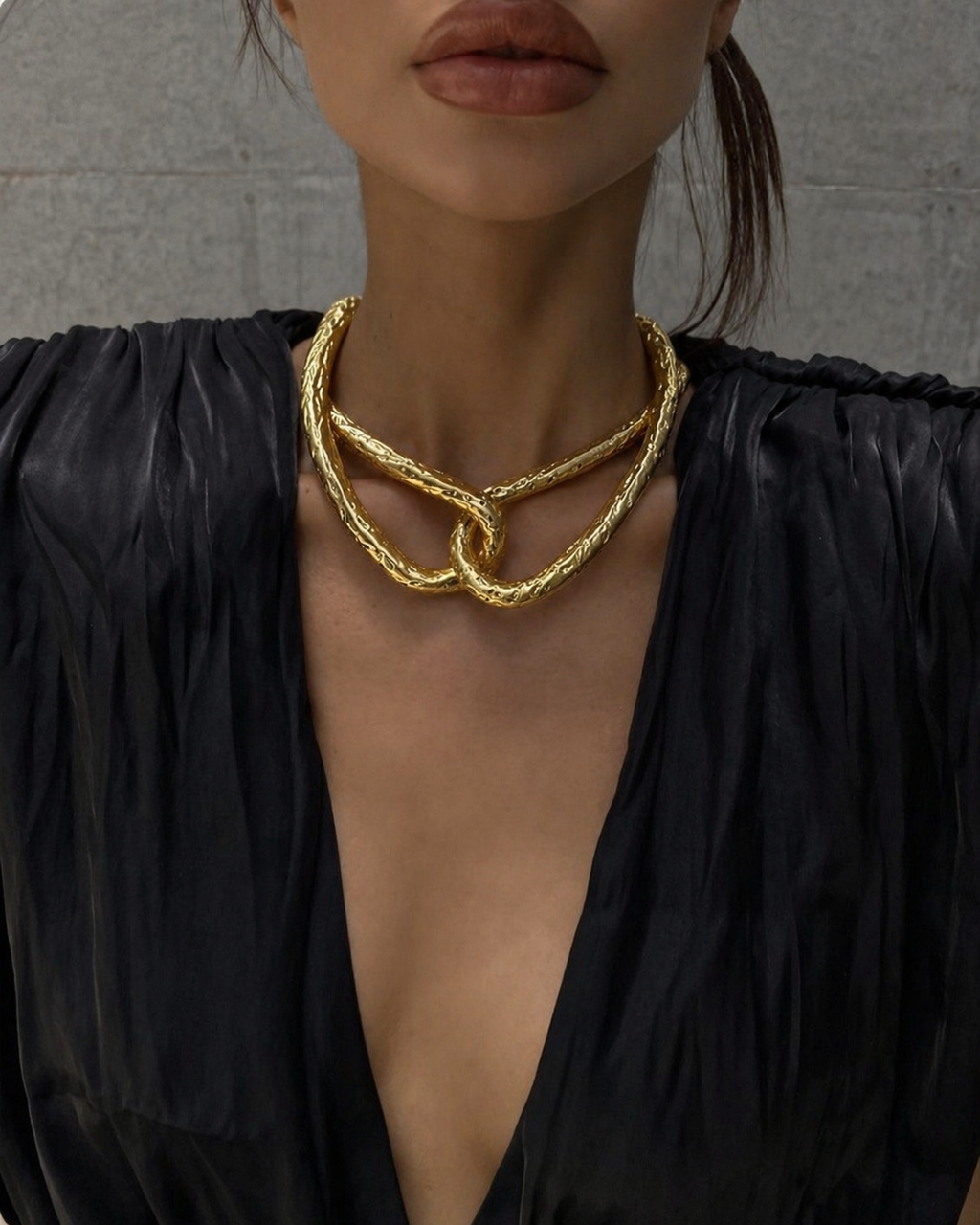 Colar de metal dourado com elos torcidos e dupla camada em formato de X