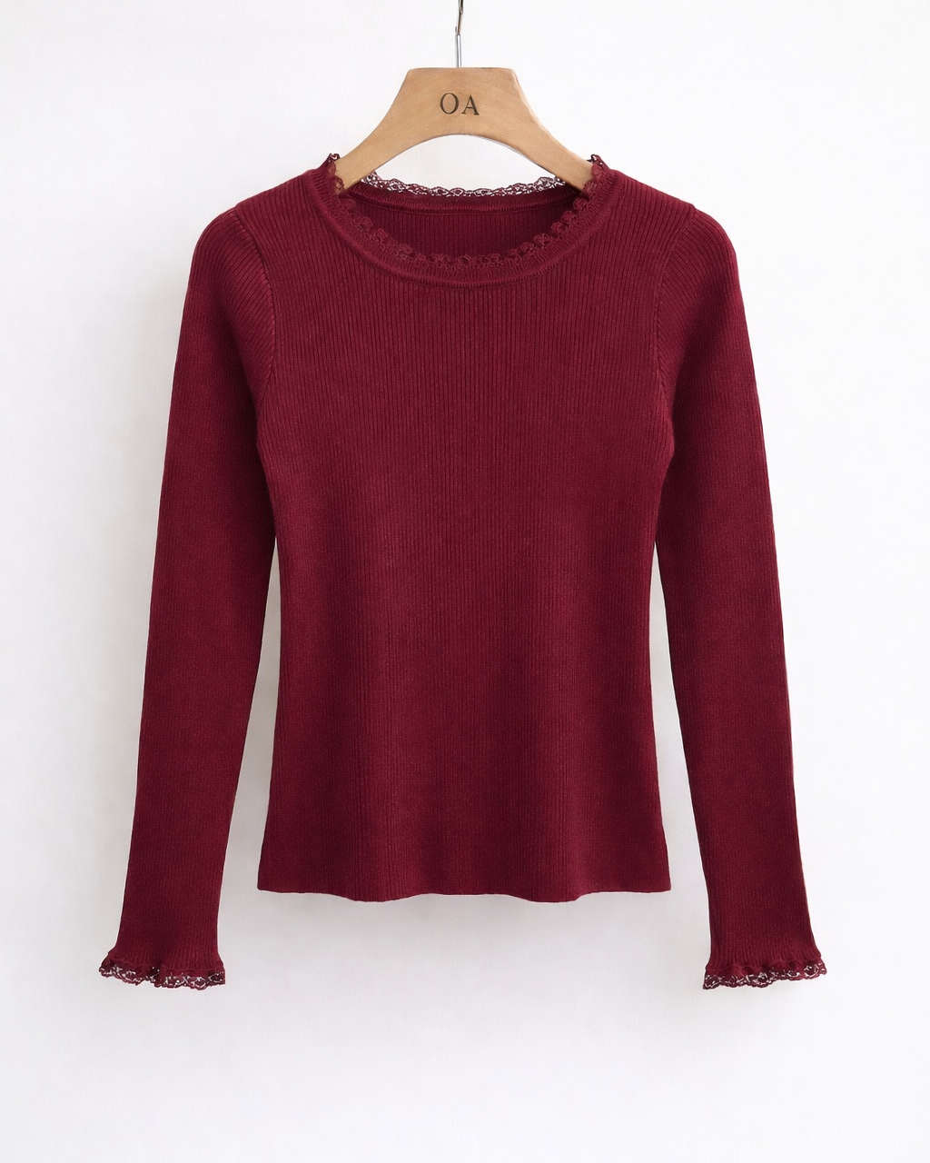Blusa marsala de malha manga longa com punhos rendados e gola canelada