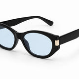 Óculos de armação preta com lentes azuis e hastes curvadas