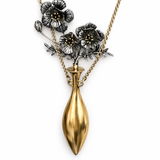 Colar Rosario dourado com pingente em gota e trio de flores escuras detalhadas